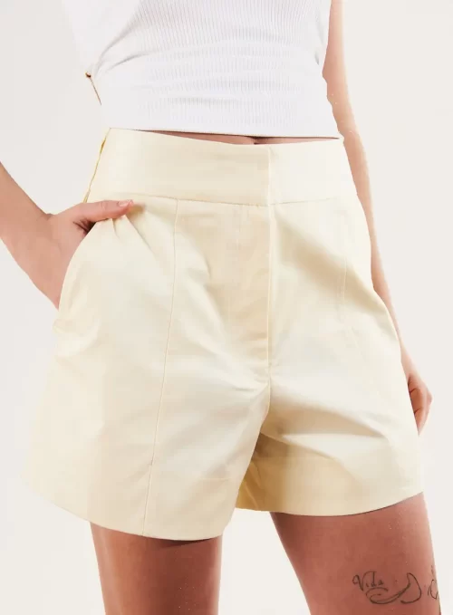 Short Alfaiataria Comfy Com Recortes