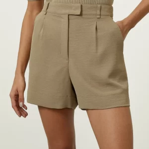 Shorts alfaitado com prega