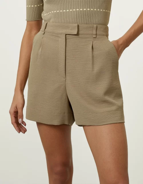 Shorts alfaitado com prega