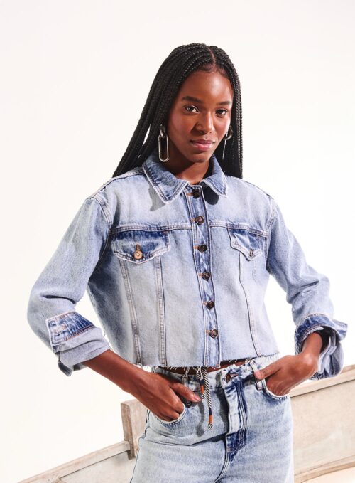 JAQUETA JEANS CROPPED BARRA A FIO