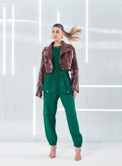 CALÇA COMFY COM BOLSOS E LAPELAS
