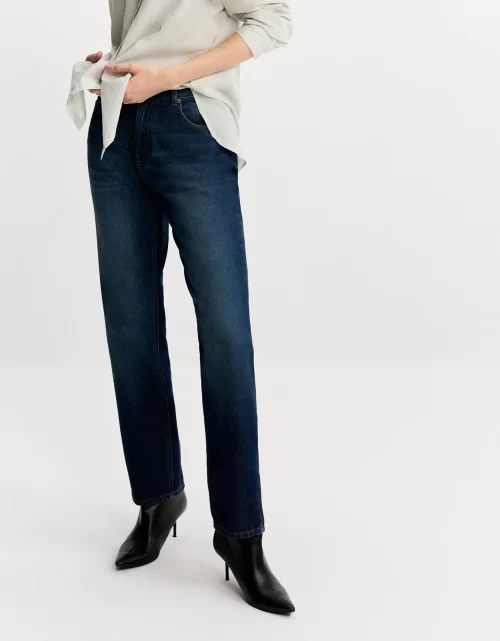 Calça jeans escuro reta