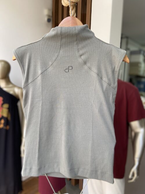 BLUSA CANELADA GOLA ALTA SEM MANGA